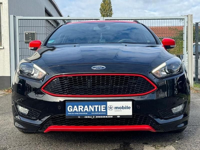 Schwarz Gebraucht 2017 Ford Focus ST-Line Limousine | 9.999 € (Guter Preis) - Bild 1/4