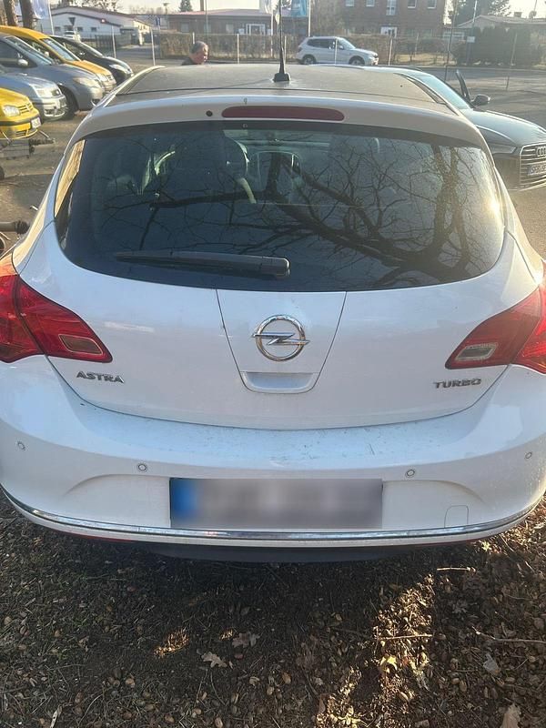 Gebraucht Opel Astra 105 PS (77 kW) 2013 Weiß Kleinwagen