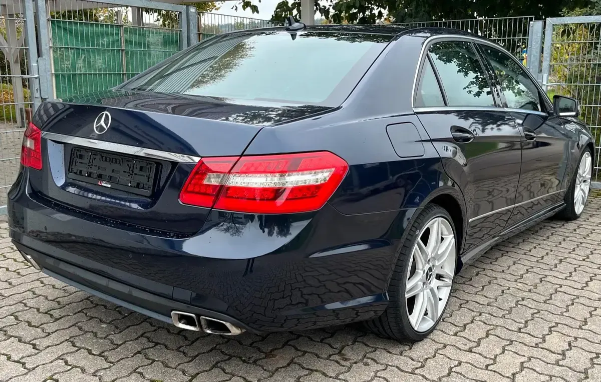 Gebraucht Mercedes E350 AMG line 265 PS (194 kW) 2010 Blau Limousine