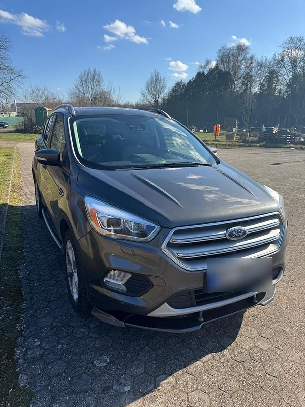 Gebraucht Ford Kuga Titanium 150 PS (110 kW) 2017 Grau SUV