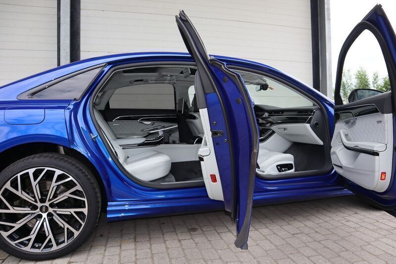 Blau Gebraucht 2024 Audi A8L Exclusive Limousine | 99.500 € (Superpreis) - Bild 1/4