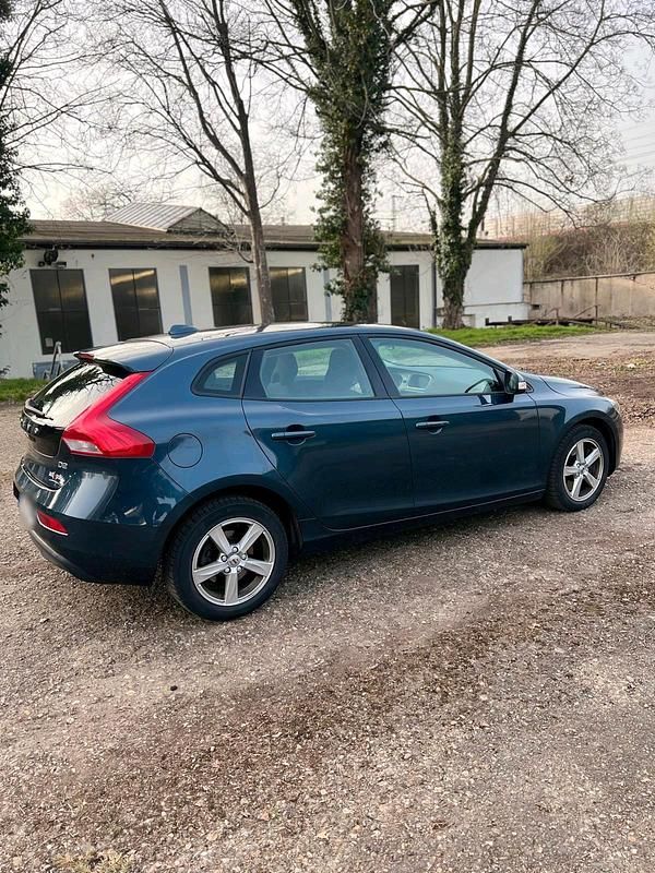 Gebraucht Volvo V40 120 PS (88 kW) 2018 Blau Limousine