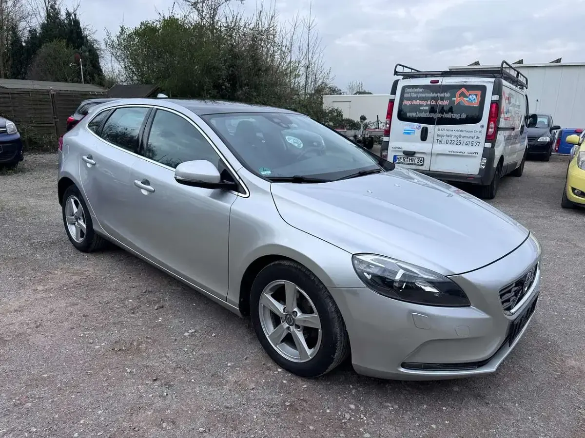 Second-hand Volvo V40 114 CP (83 kW) 2012 Argintiu Hatchback