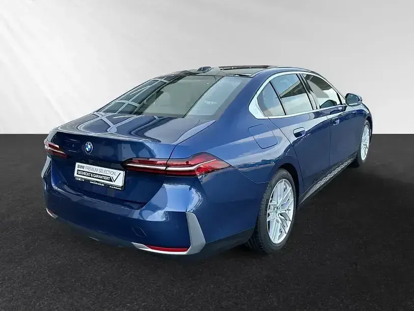 Gebraucht BMW 550e Performance 489 PS (359 kW) 2024 Phytonicblau metallic Limousine