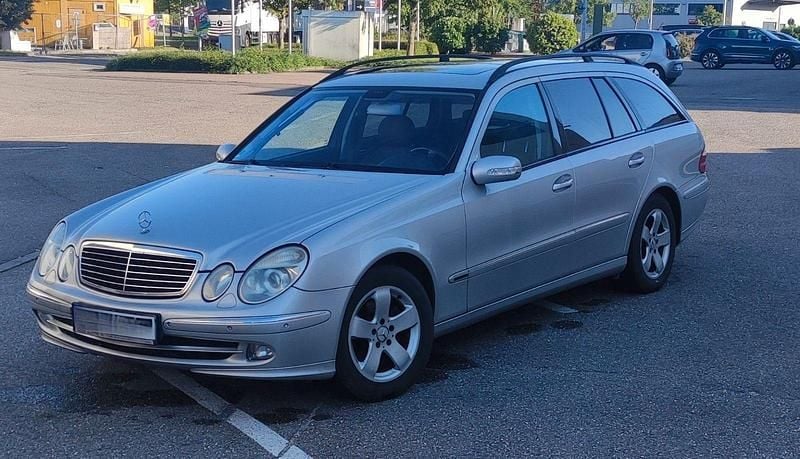Grau Gebraucht 2004 Mercedes E220 Avantgarde Kombi | 2.900 € (Fairer Preis) - Bild 1/4