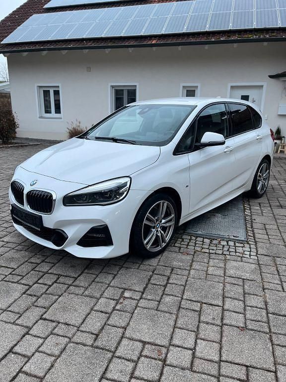 Weiß Gebraucht 2021 BMW 218 Active Tourer M Sport Van / Kleinbus | 21.600 € (Fairer Preis) - Bild 1/4