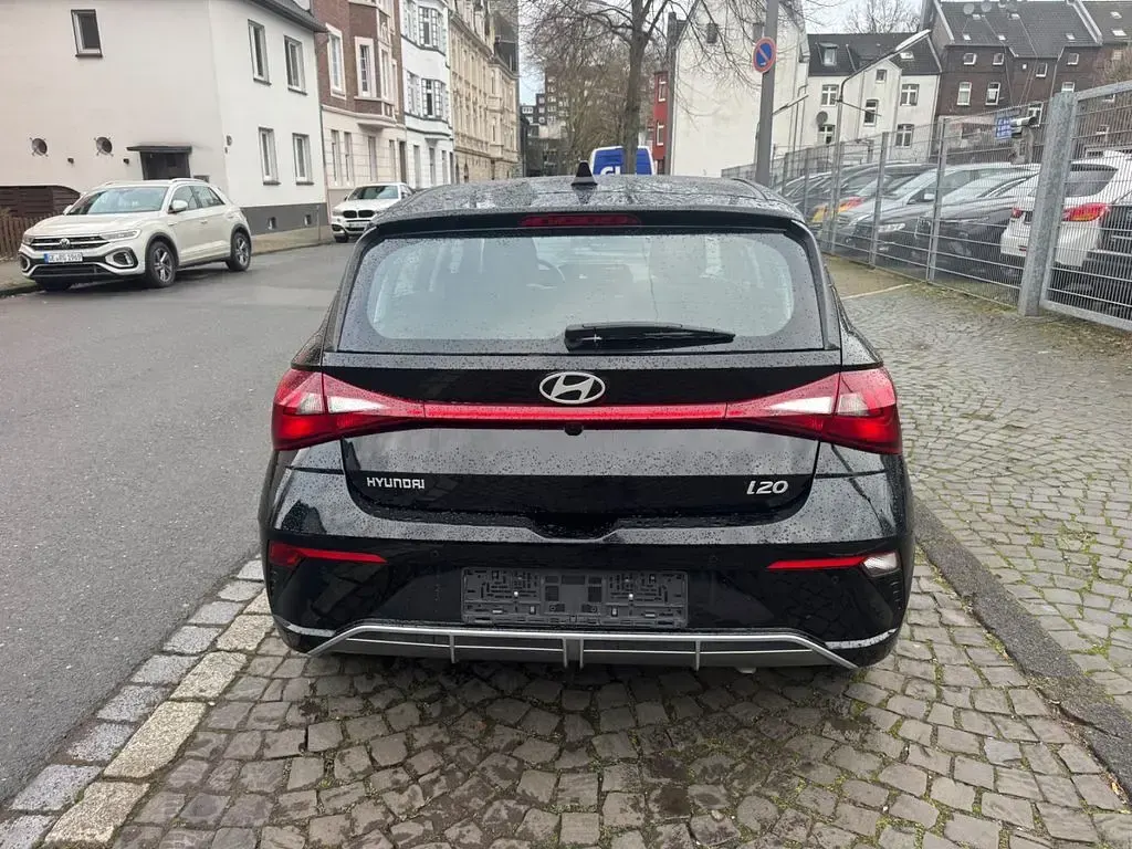 Gebraucht Hyundai i20 101 PS (74 kW) 2024 Schwarz Kleinwagen