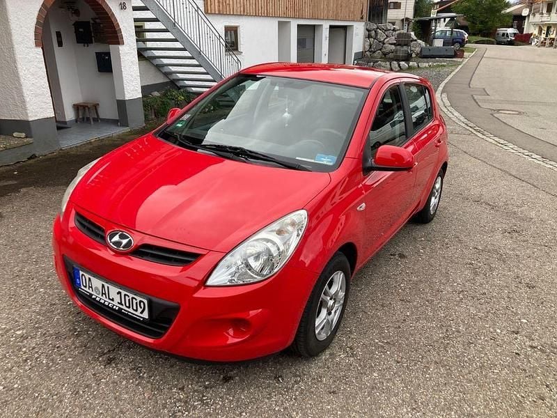 Rot Gebraucht 2011 Hyundai i20 Classic Limousine | 2.700 € (Guter Preis) - Bild 1/4