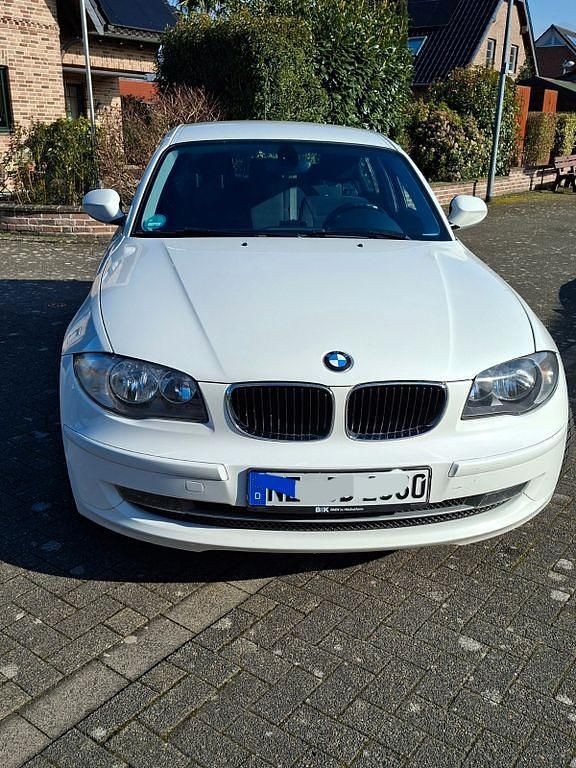 Gebraucht BMW 116 122 PS (89 kW) 2011 Weiß Kleinwagen