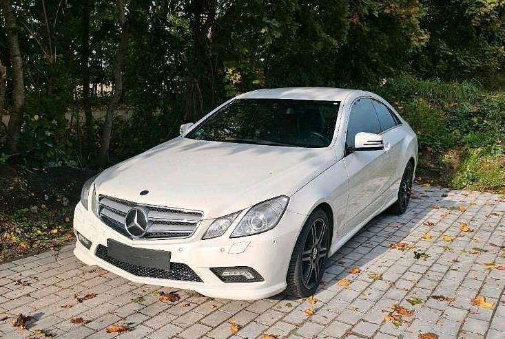 Weiß Gebraucht 2010 Mercedes E350 AMG line Coupé | 13.900 € (Fairer Preis) - Bild 1/4
