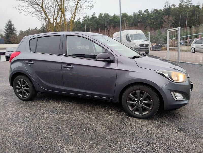 Gebraucht Hyundai i20 Trend 75 PS (55 kW) 2015 Grau Limousine