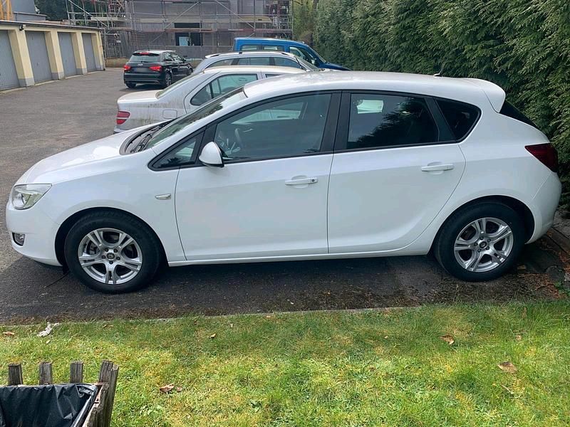 Second-hand Opel Astra 90 CP (66 kW) 2011 Hatchback