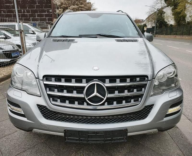 Gebraucht Mercedes ML350 211 PS (155 kW) 2010 Silber SUV