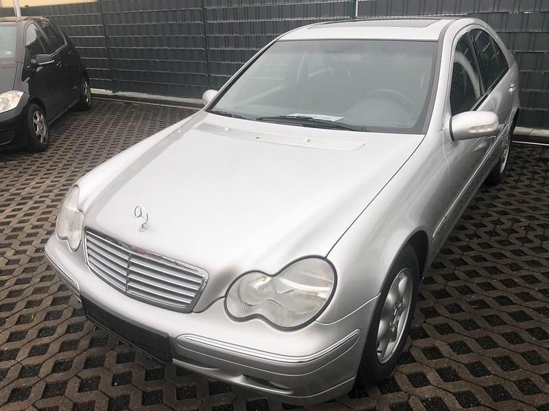 Second-hand Mercedes E200 129 CP (94 kW) 2002 Argintiu Berlinǎ