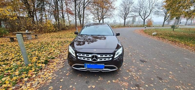 Braun Gebraucht 2017 Mercedes GLA200 Urban SUV | 17.200 € (Guter Preis) - Bild 1/4