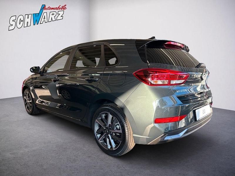 Neu Hyundai i30 Advantage 101 PS (74 kW) 2025 Grün Limousine