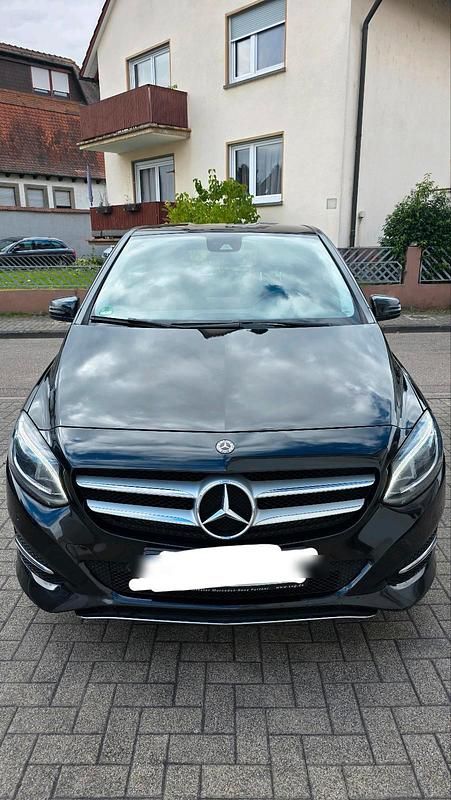 Schwarz Gebraucht 2018 Mercedes 220 Limousine | 14.900 € - Bild 1/4