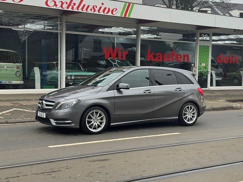 Grau Gebraucht 2013 Mercedes B250 Van / Kleinbus | 15.390 € (Fairer Preis) - Bild 1/4