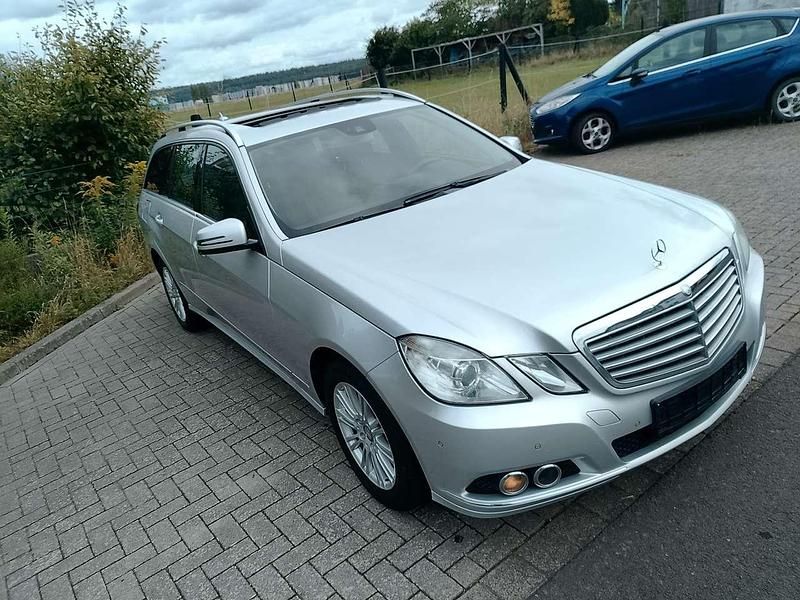 Silber Gebraucht 2011 Mercedes E220 Avantgarde Kombi | 4.750 € (Superpreis) - Bild 1/4