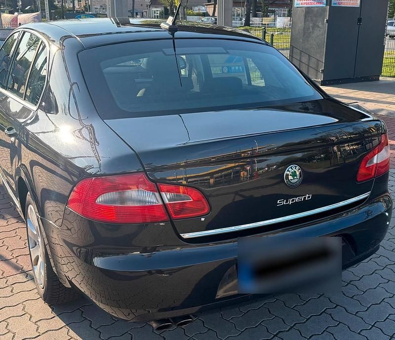 Używany Skoda Superb 160 KM (117 kW) 2008 Czarny Sedan/Limuzyna