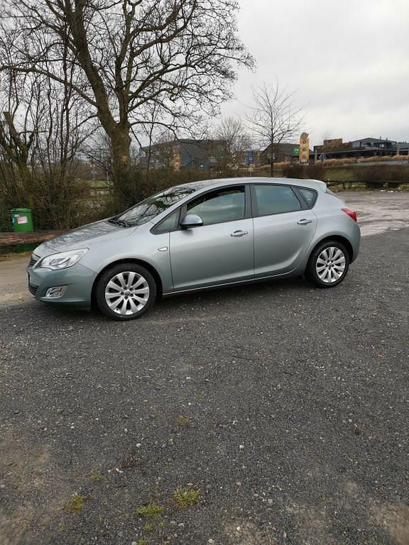 Silber Gebraucht 2010 Opel Astra Edition Limousine | 5.500 € (Etwas zu teuer) - Bild 1/4