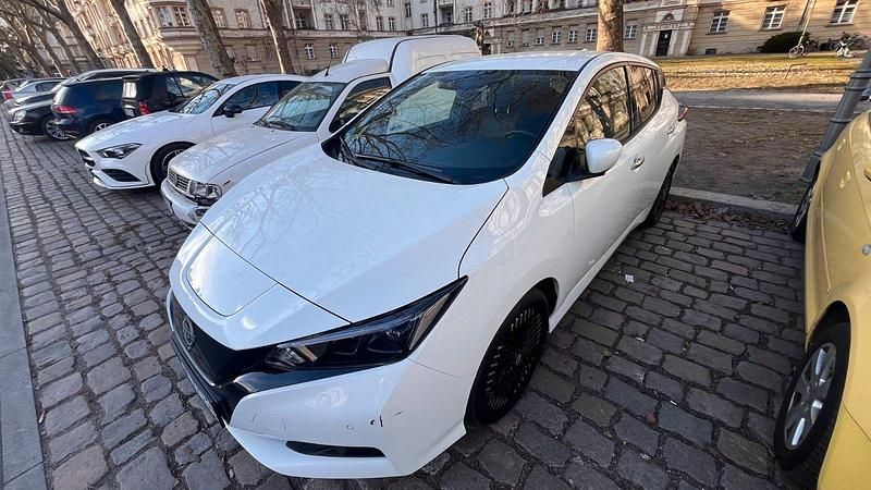 Gebraucht Nissan Leaf Tekna 110 kW (150 PS) 2023 Weiß Kleinwagen