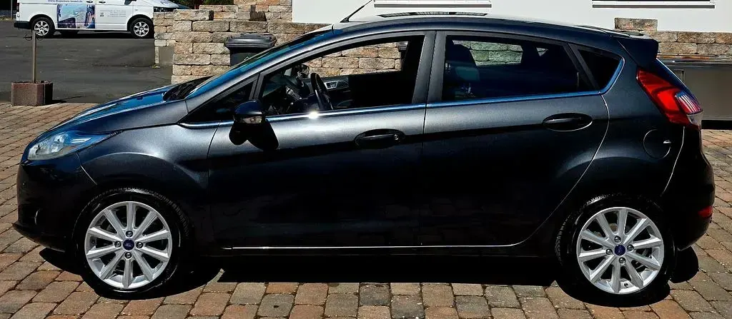 Gebraucht Ford Fiesta Titanium 101 PS (74 kW) 2016 Grau Kleinwagen