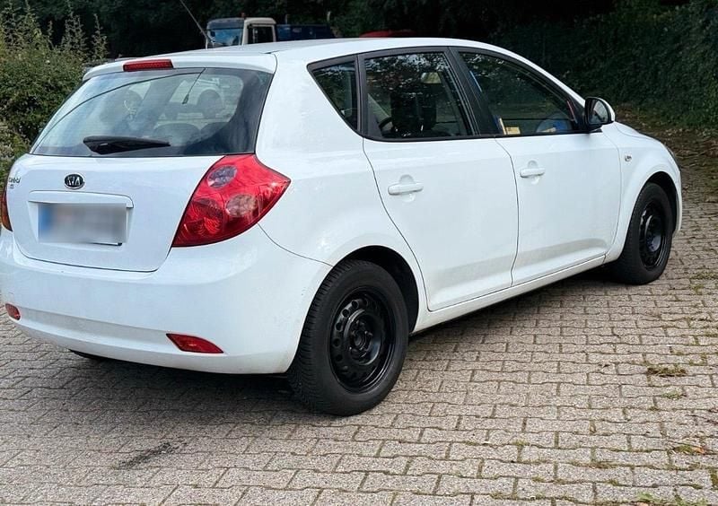 Gebraucht Kia Ceed 109 PS (80 kW) 2009 Weiß Kleinwagen