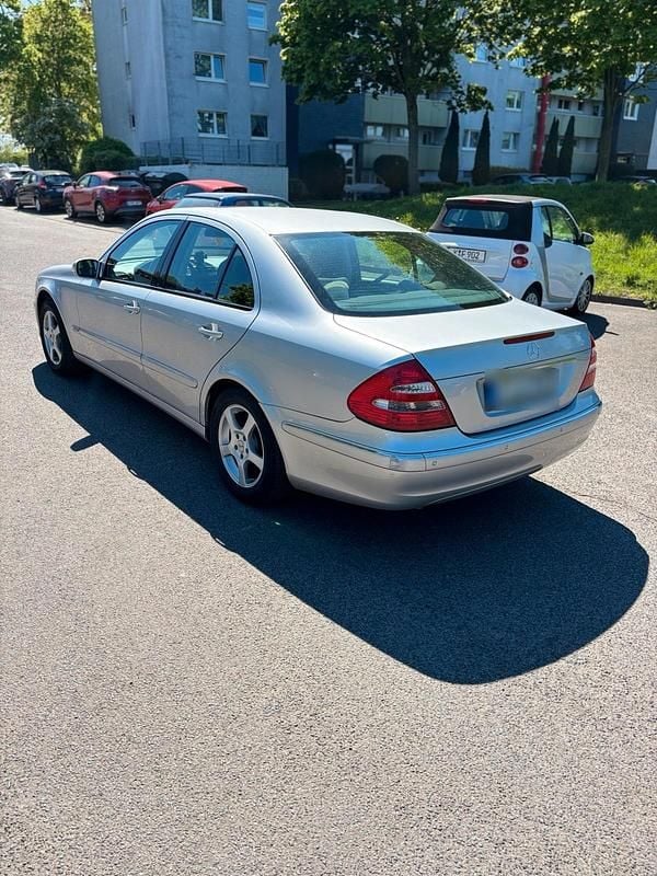 Gebraucht Mercedes E240 177 PS (130 kW) 2002 Silber Limousine