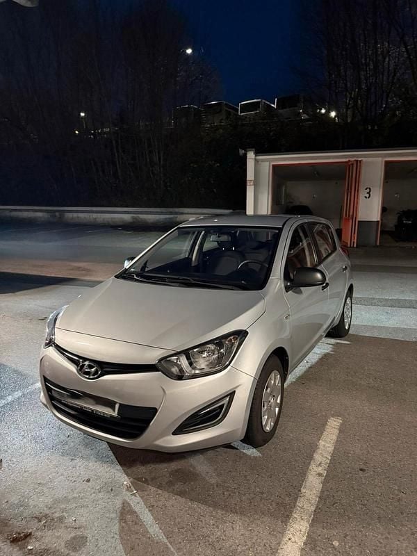 Silber Gebraucht 2014 Hyundai i20 Kleinwagen | 3.600 € (Superpreis) - Bild 1/4