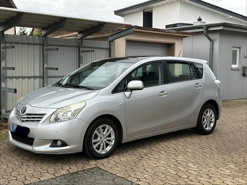 Gebraucht Toyota Verso 126 PS (92 kW) 2011 Silber Van / Kleinbus