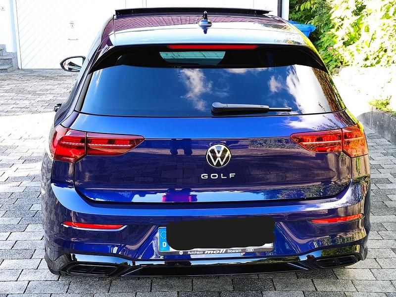 Blau Gebraucht 2024 VW Golf VIII R-line Limousine | 27.700 € (Guter Preis) - Bild 1/4