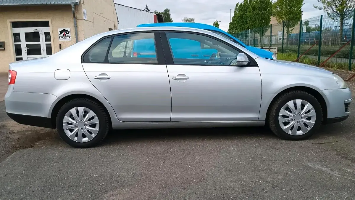 Używany VW Jetta 102 KM (75 kW) 2006 Srebrny Sedan/Limuzyna