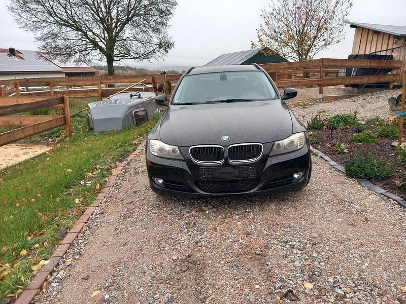 Schwarz Gebraucht 2011 BMW 318 Kombi | 4.950 € (Fairer Preis) - Bild 1/4