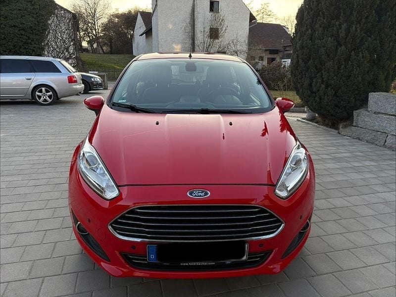 Gebraucht Ford Fiesta Titanium 101 PS (74 kW) 2017 Rot Limousine