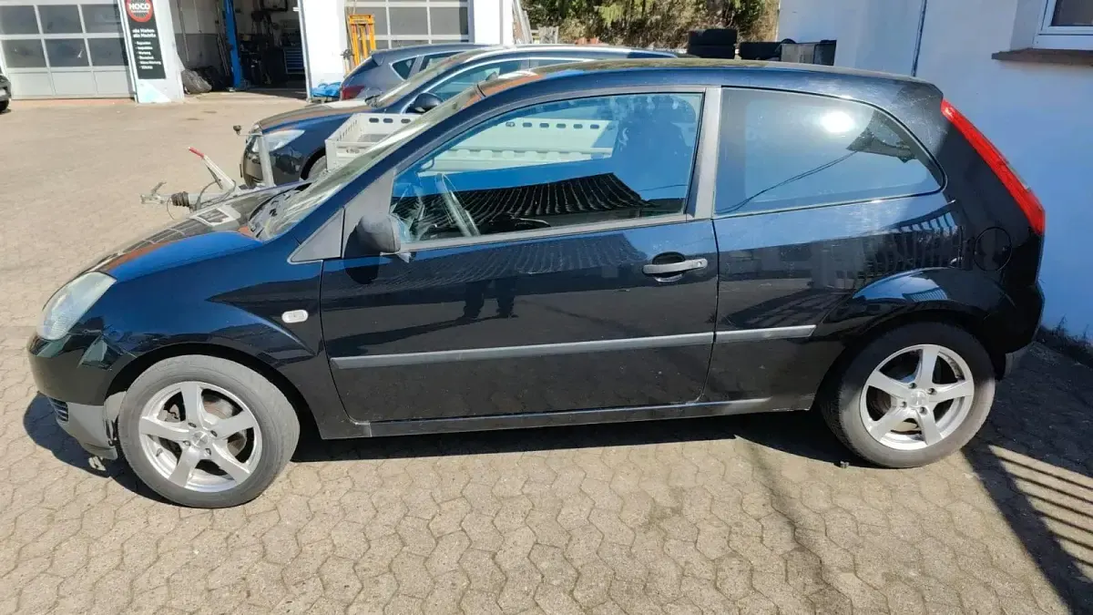 Gebraucht Ford Fiesta Trend 69 PS (50 kW) 2004 Blau Kleinwagen