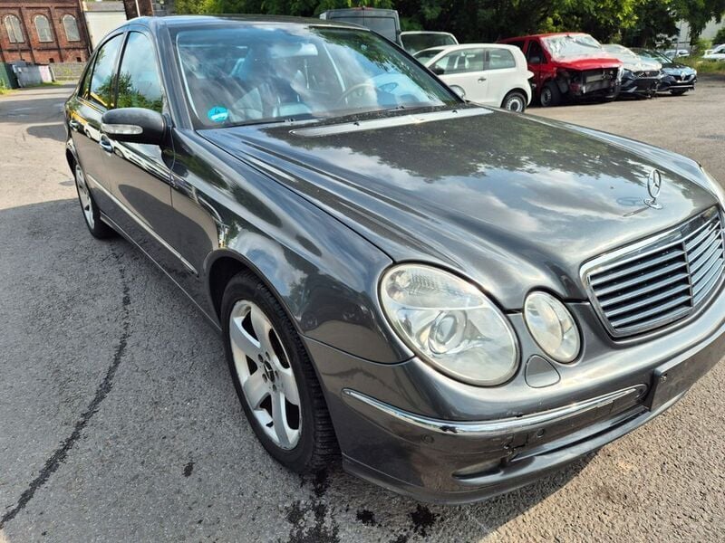 Grün Gebraucht 2005 Mercedes E320 Avantgarde Limousine | 4.990 € (Guter Preis) - Bild 1/4