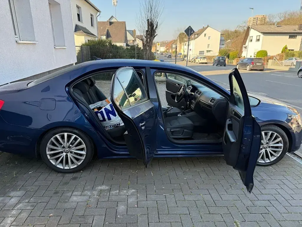 Używany VW Jetta Comfortline 122 KM (89 kW) 2012 Niebieski Sedan/Limuzyna