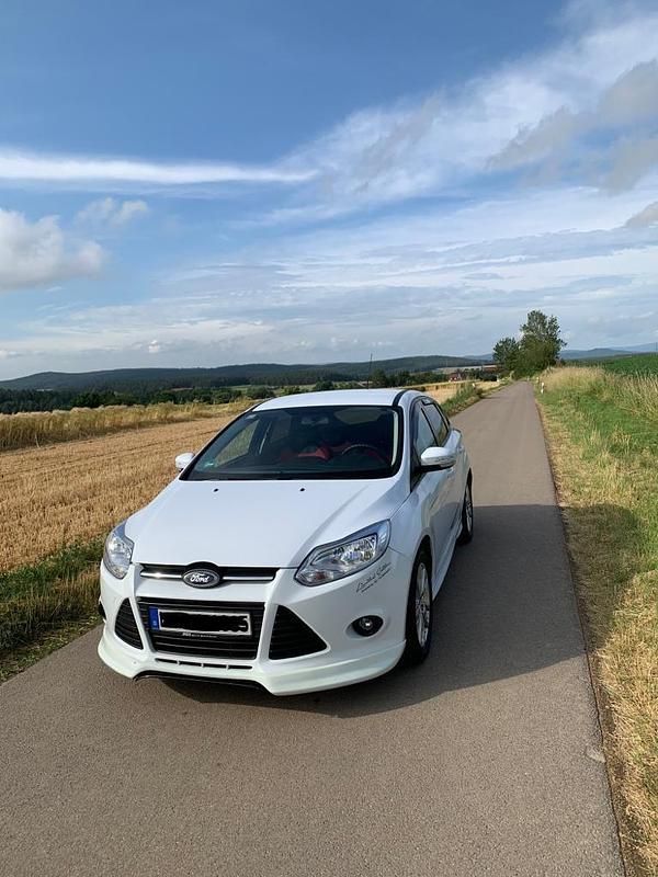 Gebraucht Ford Focus ST-Line 125 PS (91 kW) 2011 Weiß Limousine