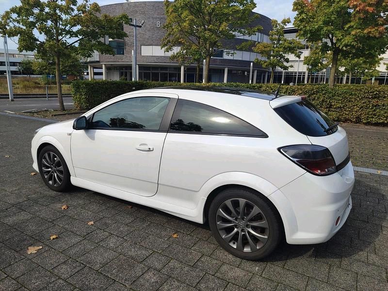 Gebraucht Opel Astra 116 PS (85 kW) 2010 Weiß Coupé