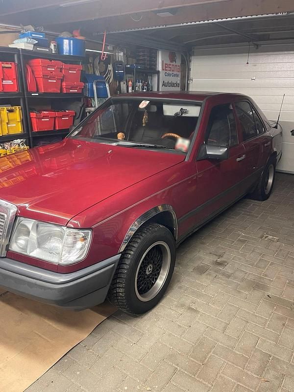 Gebraucht Mercedes 200 72 PS (52 kW) 1987 Rot Limousine