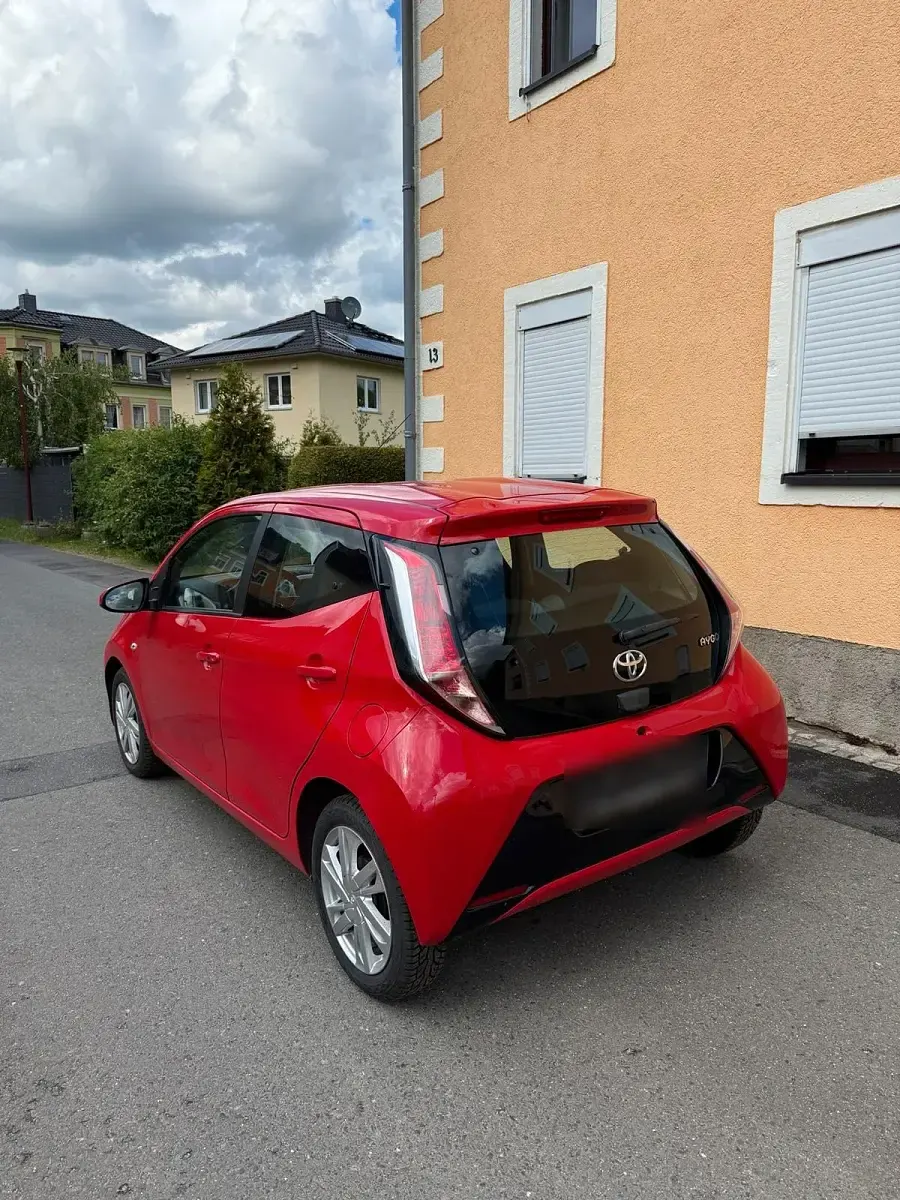Gebraucht Toyota Aygo 70 PS (51 kW) 2016 Rot Kleinwagen