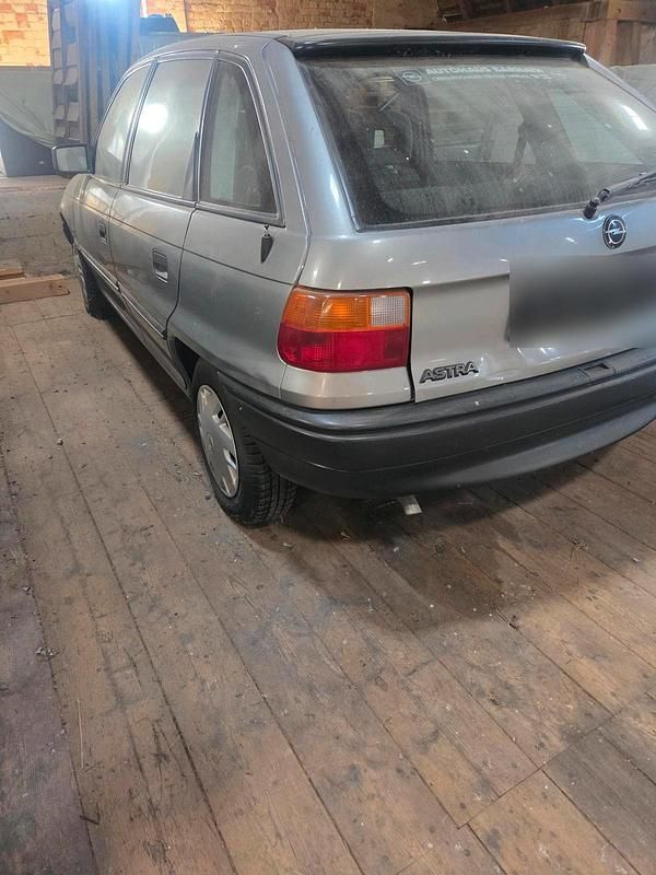Gebraucht Opel Astra 75 PS (55 kW) 1993 Silber Kleinwagen
