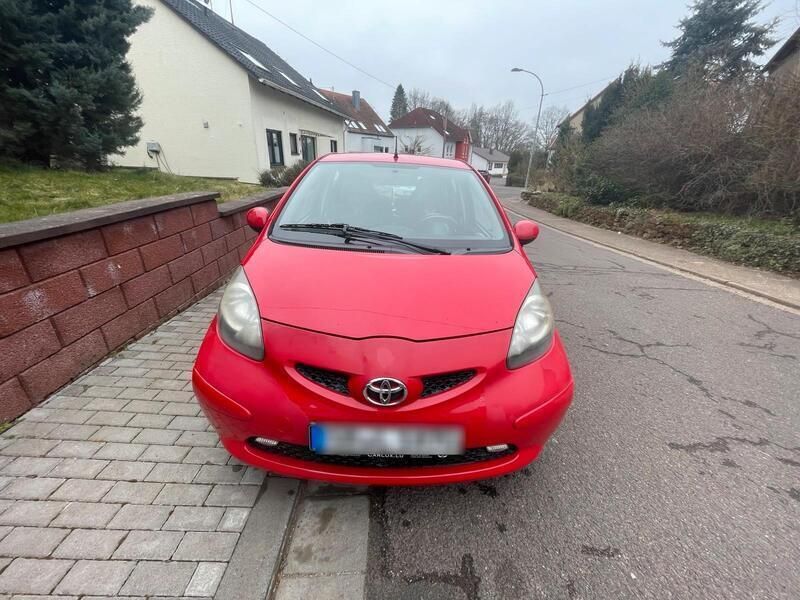 Rot Gebraucht 2007 Toyota Aygo Kleinwagen | 1.999 € (Fairer Preis) - Bild 1/4
