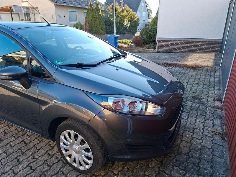 Gebraucht Ford Fiesta Trend 82 PS (60 kW) 2016 Grau Limousine
