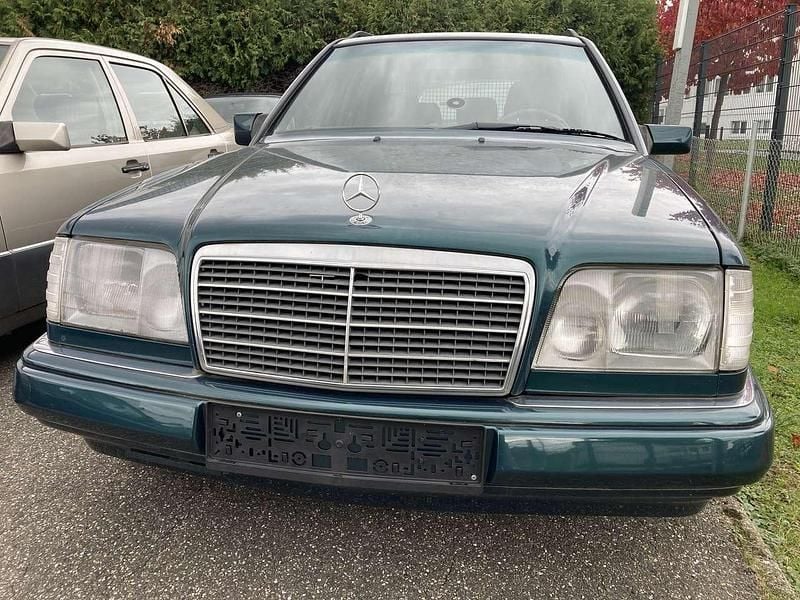 Grün Gebraucht 1995 Mercedes E250 Kombi | 2.250 € - Bild 1/4
