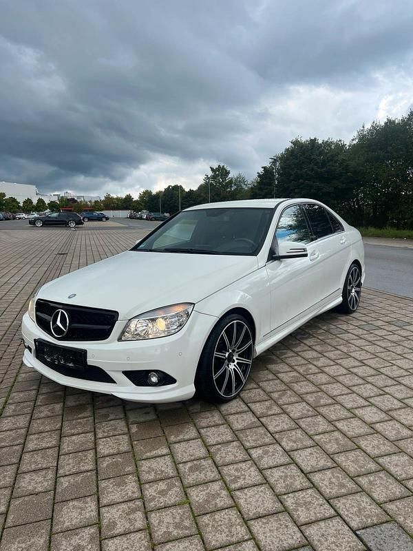 Weiß Gebraucht 2009 Mercedes C250 AMG line Limousine | 8.999 € (Fairer Preis) - Bild 1/4