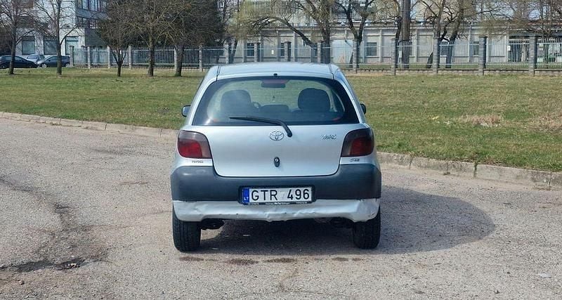 Gebraucht Toyota Yaris 75 PS (55 kW) 2003 Silber Limousine