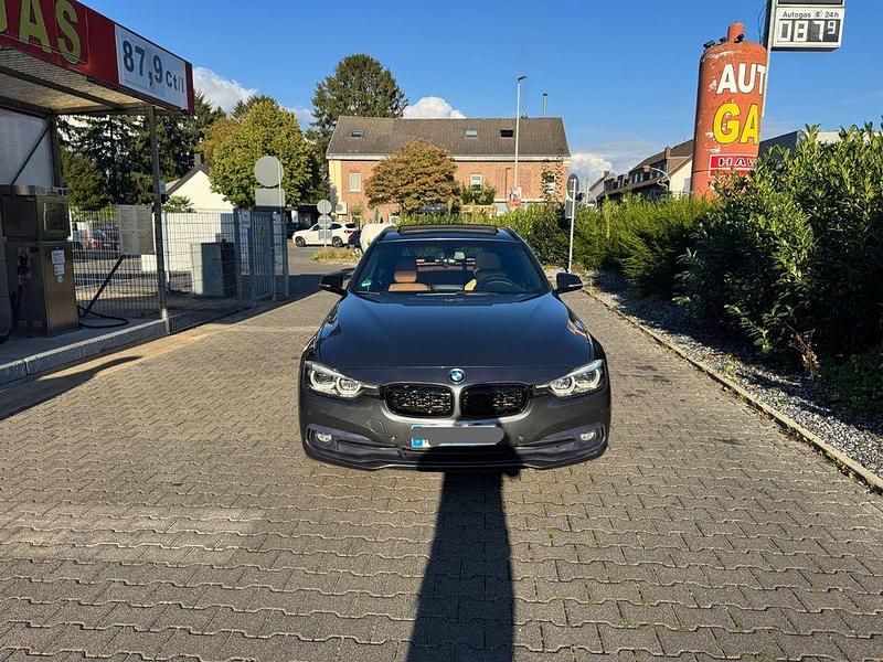 Grau Gebraucht 2019 BMW 320 M Sport Kombi | 15.499 € (Guter Preis) - Bild 1/4