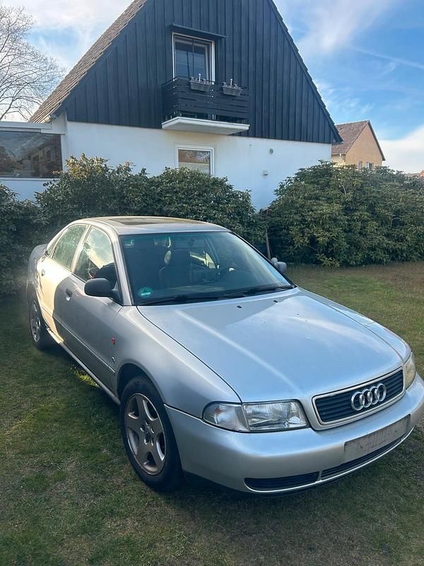 Second-hand Audi A4 125 CP (91 kW) 1994 Argintiu Berlinǎ